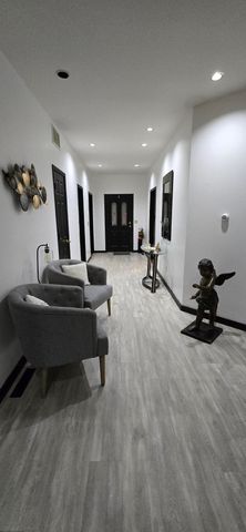 1957 S Oakmont Avenue, Springfield, MO 65809