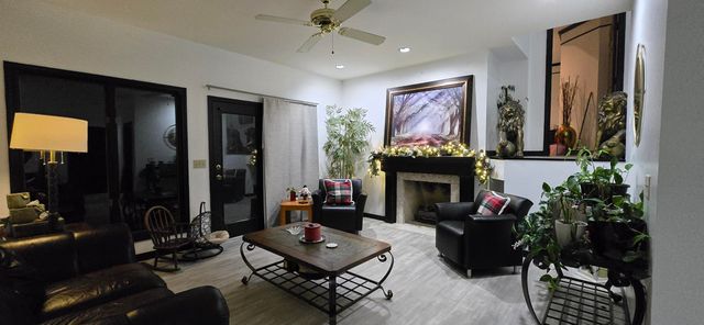 1957 S Oakmont Avenue, Springfield, MO 65809