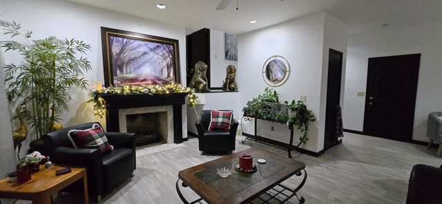 1957 S Oakmont Avenue, Springfield, MO 65809