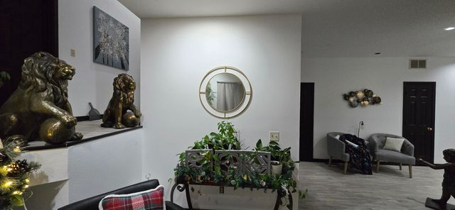 1957 S Oakmont Avenue, Springfield, MO 65809