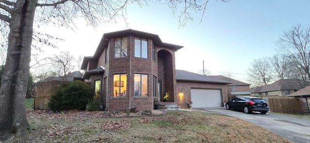 1957 S Oakmont Avenue, Springfield, MO 65809