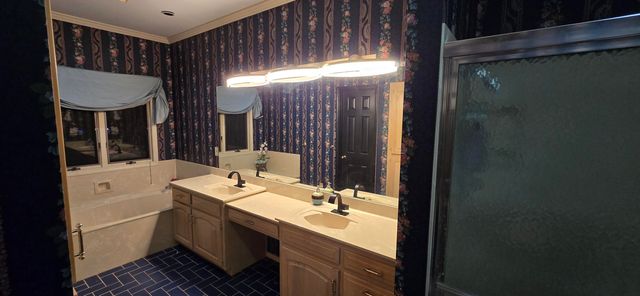 1957 S Oakmont Avenue, Springfield, MO 65809