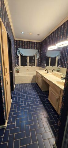 1957 S Oakmont Avenue, Springfield, MO 65809