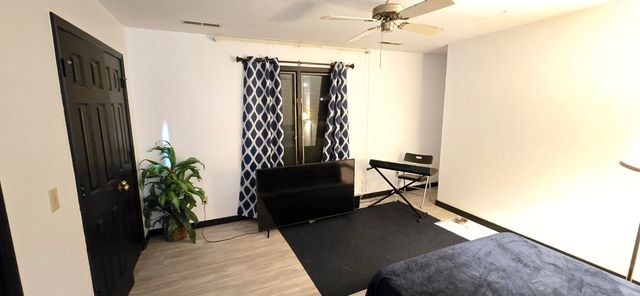 1957 S Oakmont Avenue, Springfield, MO 65809