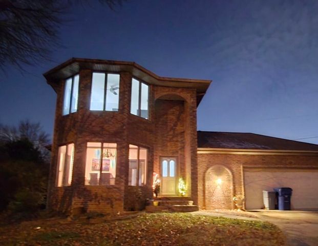 1957 S Oakmont Avenue, Springfield, MO 65809