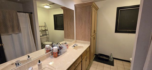 1957 S Oakmont Avenue, Springfield, MO 65809