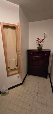 1957 S Oakmont Avenue, Springfield, MO 65809