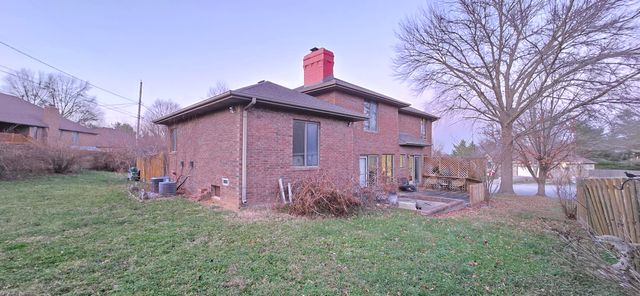 1957 S Oakmont Avenue, Springfield, MO 65809