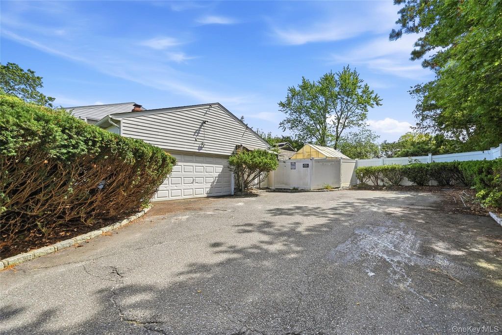 124 E Woodside Avenue, Patchogue, NY 11772 — photo 2