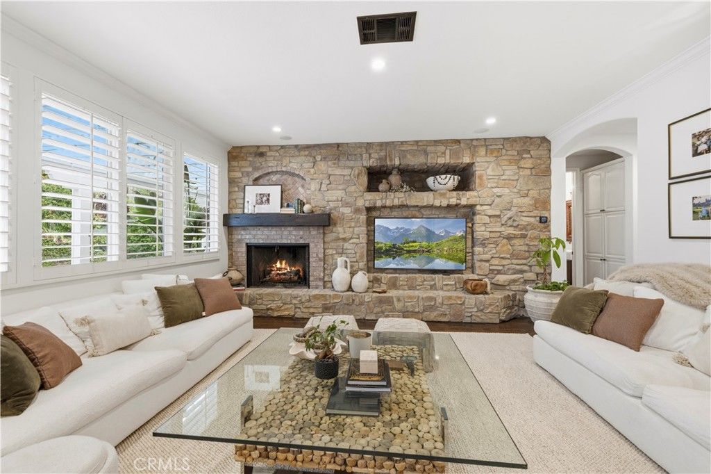 Image 14 of property listing at 24987 Greensbrier Drive, Stevenson Ranch, CA 91381