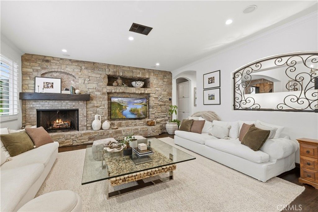 Image 15 of property listing at 24987 Greensbrier Drive, Stevenson Ranch, CA 91381