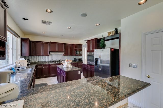 10 Gulf Pines Avenue, Las Vegas, NV 89148