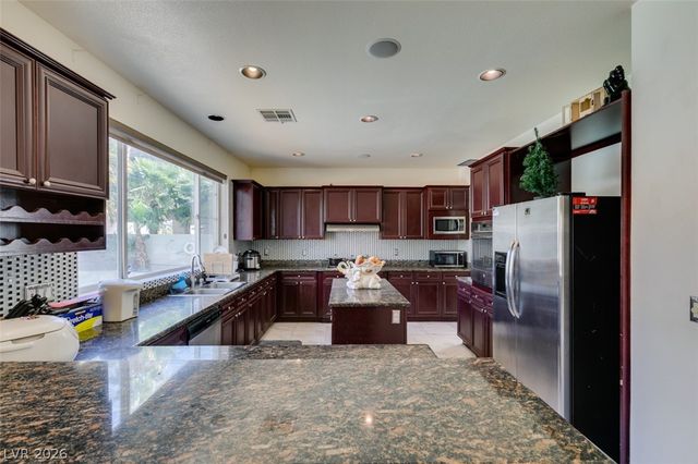 10 Gulf Pines Avenue, Las Vegas, NV 89148