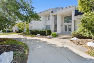 5727 Royal Wood, West Bloomfield, MI 48322