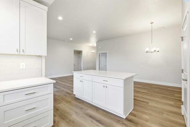 2888 S Roosevelt St, Kennewick, WA 99338