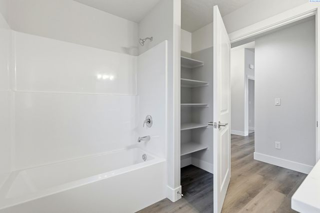 2888 S Roosevelt St, Kennewick, WA 99338