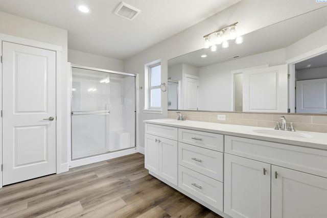 2888 S Roosevelt St, Kennewick, WA 99338