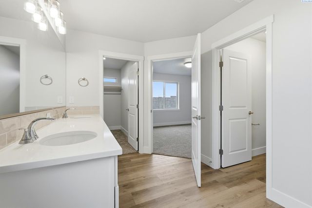 2888 S Roosevelt St, Kennewick, WA 99338