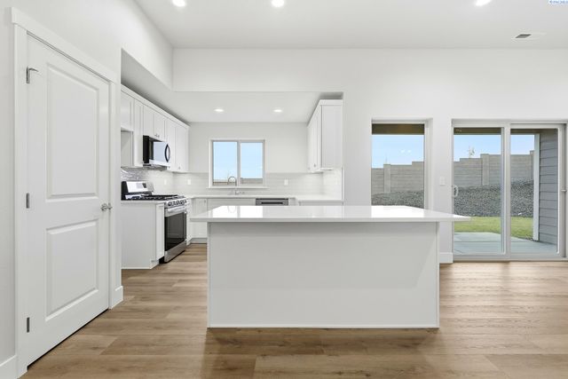 2888 S Roosevelt St, Kennewick, WA 99338