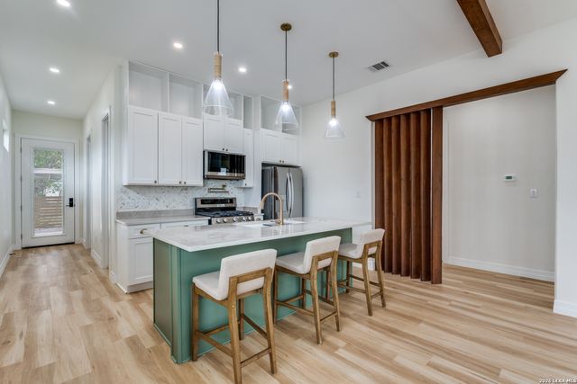 930 S PINE ST, San Antonio, TX 78210
