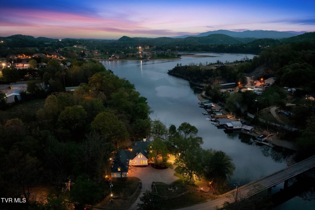 133 Knob Creek Dock Road, Johnson City, TN 37601