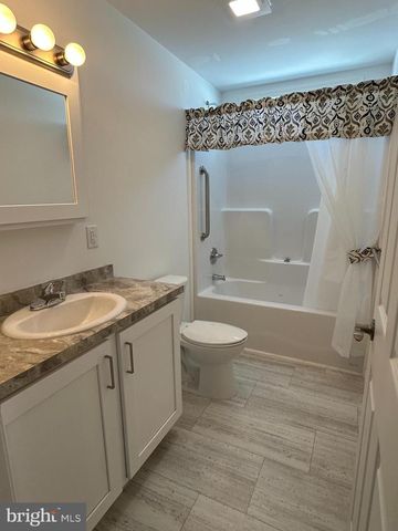 432 EASTWOOD LN, Lancaster, PA 17601