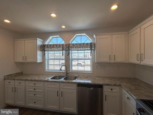 432 EASTWOOD LN, Lancaster, PA 17601