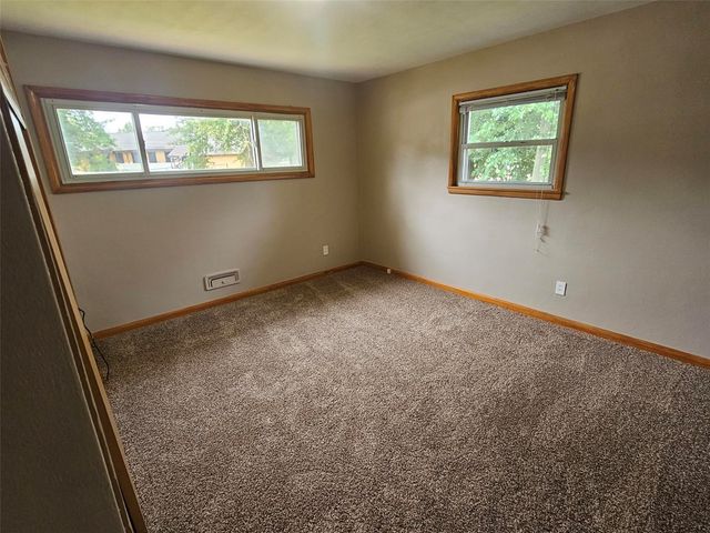1460 Hollywood Boulevard NE, Cedar Rapids, IA 52402