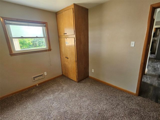 1460 Hollywood Boulevard NE, Cedar Rapids, IA 52402