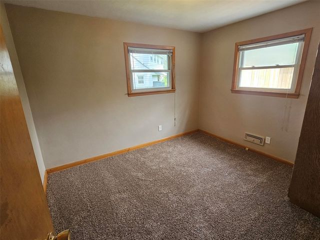 1460 Hollywood Boulevard NE, Cedar Rapids, IA 52402