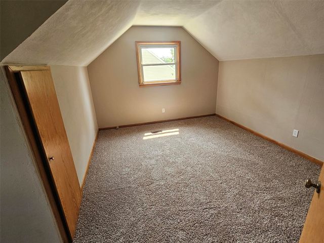1460 Hollywood Boulevard NE, Cedar Rapids, IA 52402