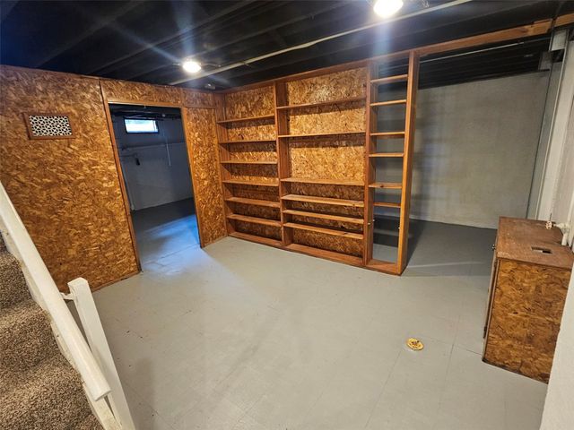 1460 Hollywood Boulevard NE, Cedar Rapids, IA 52402