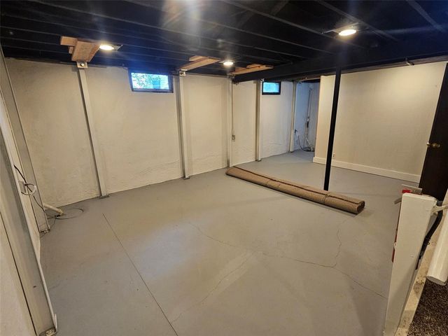 1460 Hollywood Boulevard NE, Cedar Rapids, IA 52402