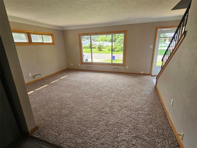 1460 Hollywood Boulevard NE, Cedar Rapids, IA 52402