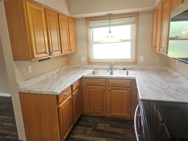 1460 Hollywood Boulevard NE, Cedar Rapids, IA 52402