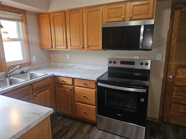 1460 Hollywood Boulevard NE, Cedar Rapids, IA 52402