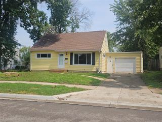 1460 Hollywood Boulevard NE, Cedar Rapids, IA 52402