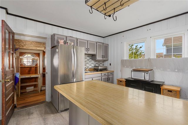 60 Cottage Avenue, Portsmouth, RI 02871