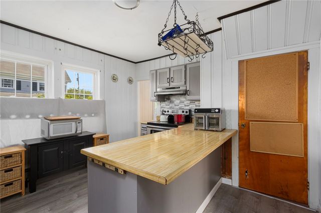 60 Cottage Avenue, Portsmouth, RI 02871