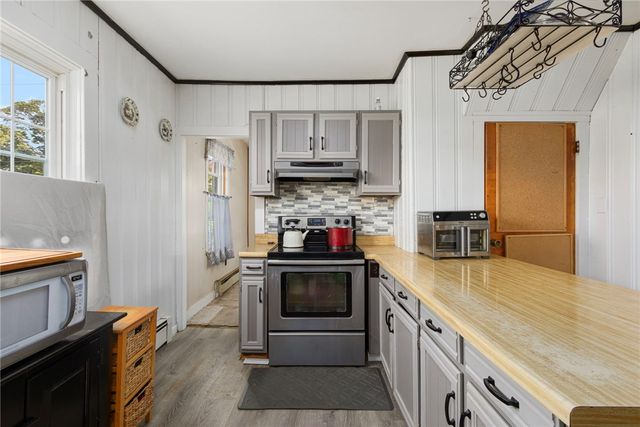 60 Cottage Avenue, Portsmouth, RI 02871