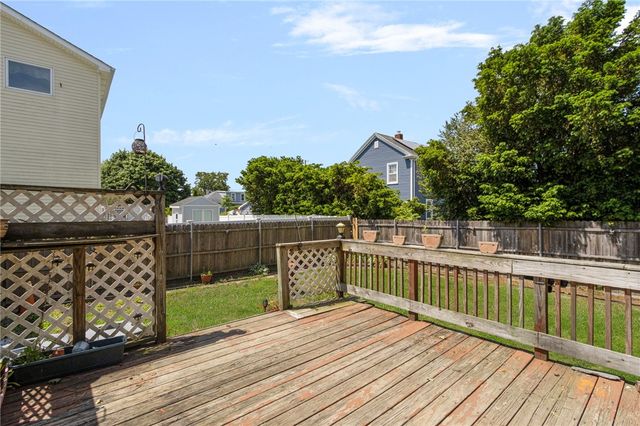 60 Cottage Avenue, Portsmouth, RI 02871