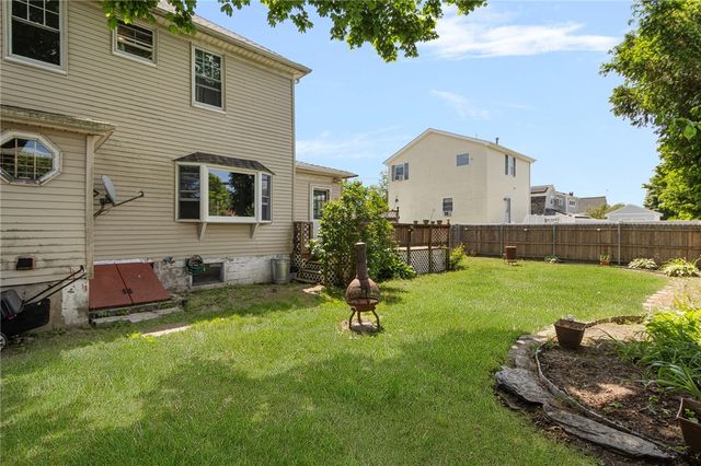 60 Cottage Avenue, Portsmouth, RI 02871