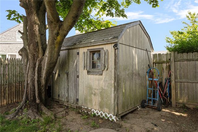 60 Cottage Avenue, Portsmouth, RI 02871