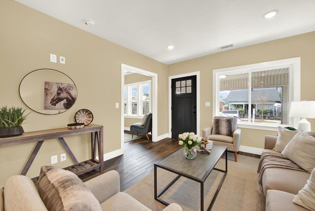 3307 42nd St, Sacramento, CA 95817