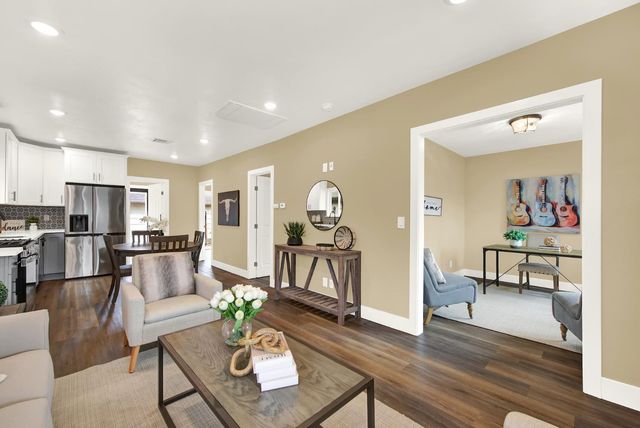 3307 42nd St, Sacramento, CA 95817