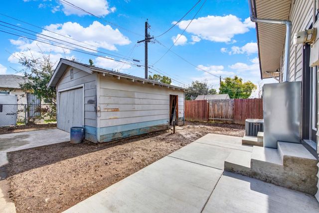 3307 42nd St, Sacramento, CA 95817