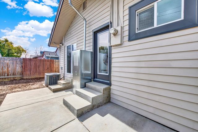 3307 42nd St, Sacramento, CA 95817