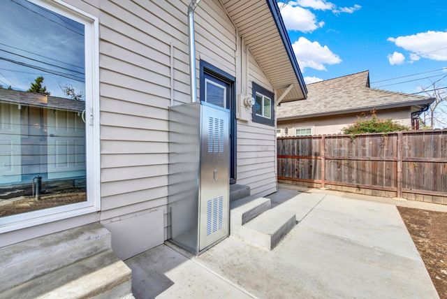 3307 42nd St, Sacramento, CA 95817