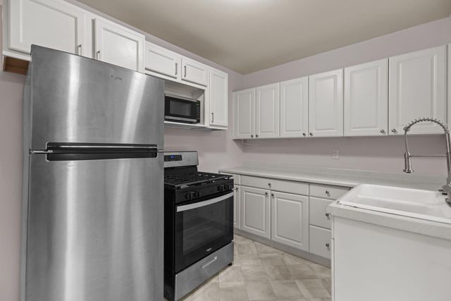 5000 Fairview Avenue N, Crystal, MN 55429