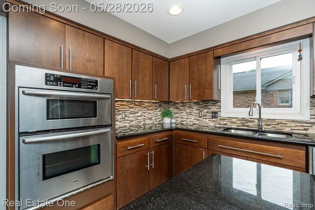 1323 Bembridge Drive, Rochester Hills, MI 48307